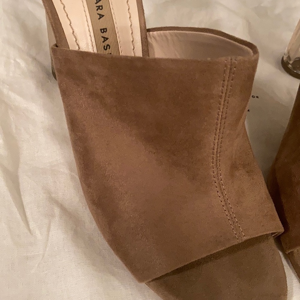 Like NEW Women’s Zara Nude Suede heel. Size 39 - Picture 2 of 8
